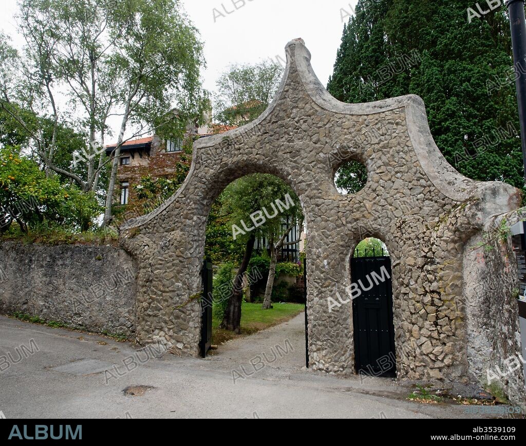 ANTONI GAUDÍ. Puerta de los pájaros o del moro, 1905-1910, Comillas, Cantabria, España.