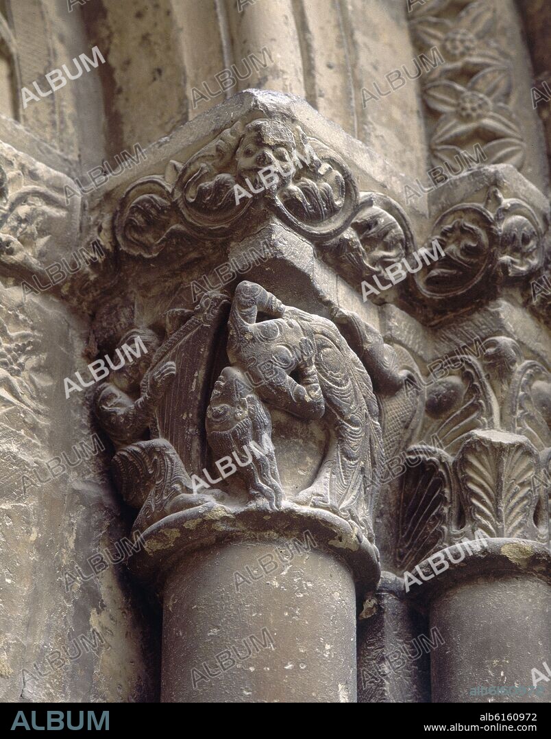 MAESTRO DE AGÜERO. CAPITEL DEL ARPISTA Y DEL CONTORSIONISTA EN LA PORTADA OESTE DE LA IGLESIA DE SAN SALVADOR - SIGLO XIII - ROMANICO ESPAÑOL.