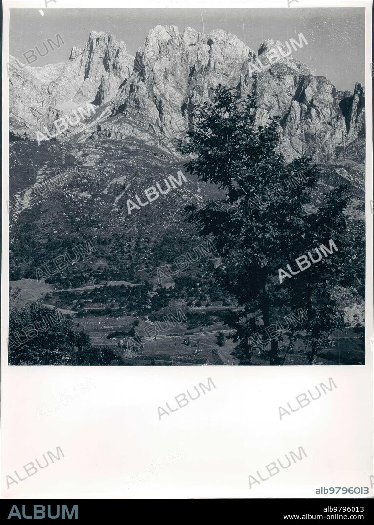 1950. Valle de Valdeón. Torres de Aristas y Bermeja del macizo occidental de los Picos de Europa.