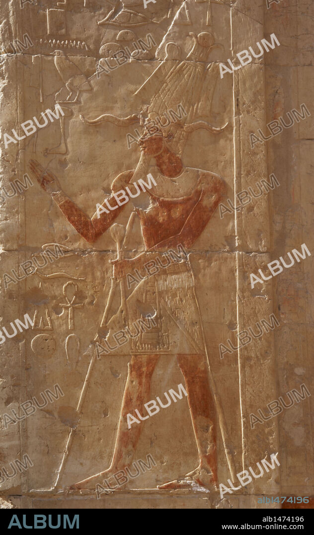 ARTE EGIPCIO. EGIPTO. Relieve con restos policromados con la representación de un faraón con la barba postiza y la corona Atef, atributo que ayuda a renacer al difunto. TEMPLO DE HATSHEPSUT. Imperio Nuevo. XVIII dinastía. Deir-El-Bahari. Egipto.