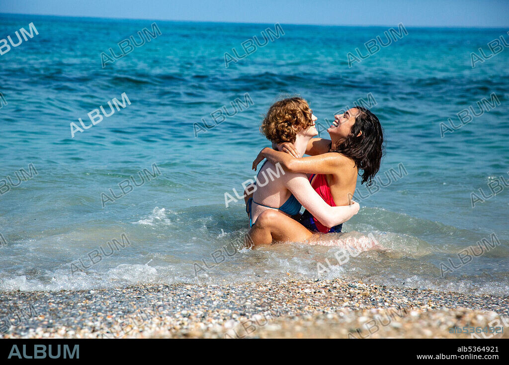LUISE WOLFRAM and MORAN ROSENBLATT in KISS ME KOSHER, 2020, directed by SHIREL PELEG. Copyright Fireglory Pictures.