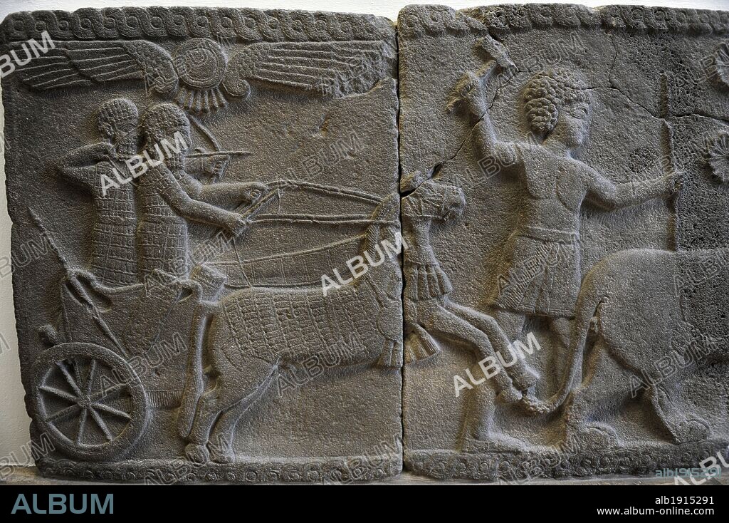 ARTE HITITA. TURQUIA. Ortostato con relieves con la representación de una escena de una cacería con carro. Pieza procedente de Samal o Sama'al (Zincirli). Basalto. 750 a. C. S. VIII a. C. Turquía. Museo de Pérgamo. Berlín (Isla de los Museos). Alemania. Europa.