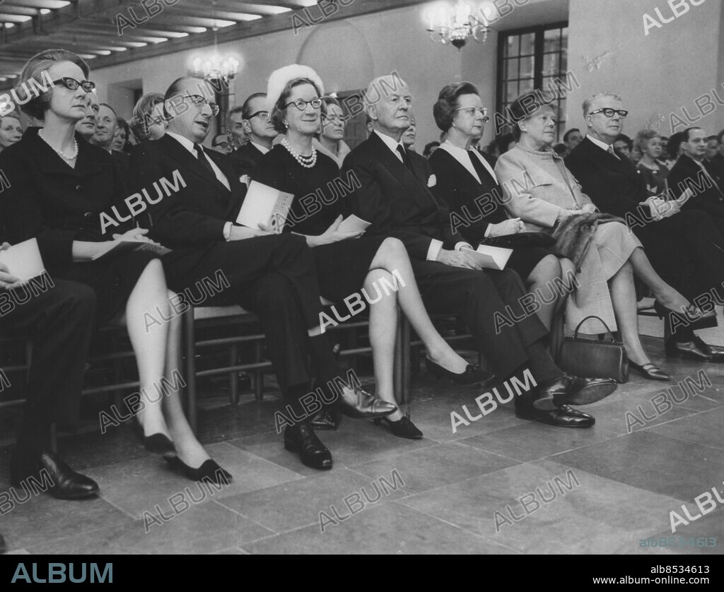 Göteborg 1965-12-11 - Fr v Margareta Moseby - Dan-Axel Broström - Brita Keiller - Thor Erland J-son Broström samt Kerstin Wijk Broström - bilden från Ann-Ida Broströms begravning -. *** Local Caption *** GT GHT - BS - Box Familjen Broström. KAMERAREPORTAGE.
