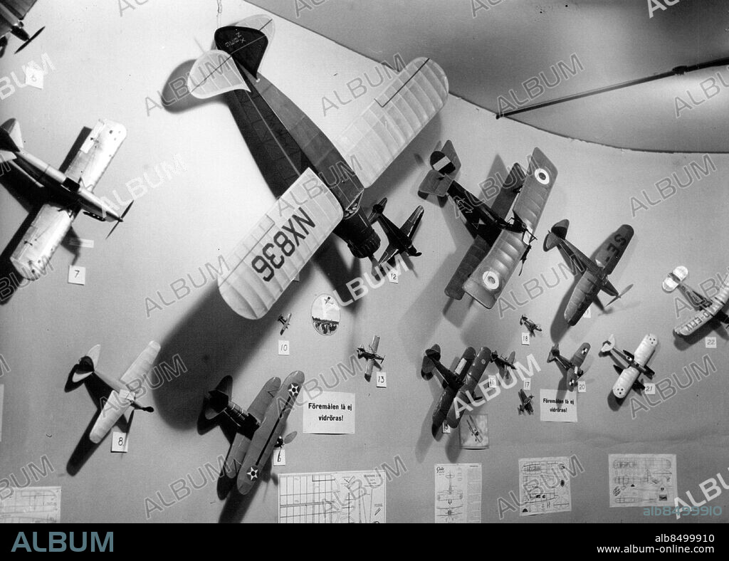stockholm 1938-12-01. Modellflygutställning på Fröjds, Stureplan. Foto: SvD / TT / kod 12014.