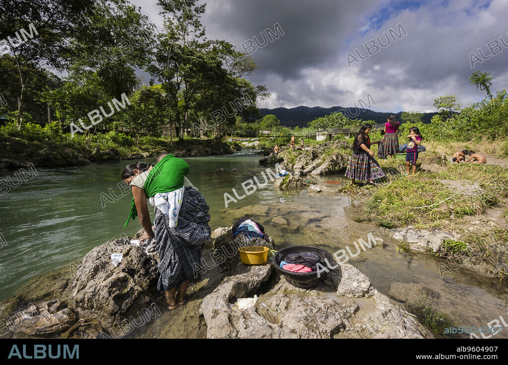 lavando la ropa en el rio Cuatro Chorros, . Lancetillo, La Parroquia, zona Reyna, Quiche, Guatemala, Central America.