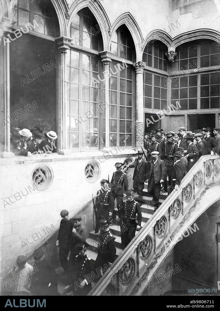 Junio 1905. Barcelona. Los Procesados por el asesinato de Nicolás Gálvez "el Aragonés". Manuel Compte "Nelo" y Vicente Lacambra "Vicentet" en la escalera de la audiencia después de la vista.