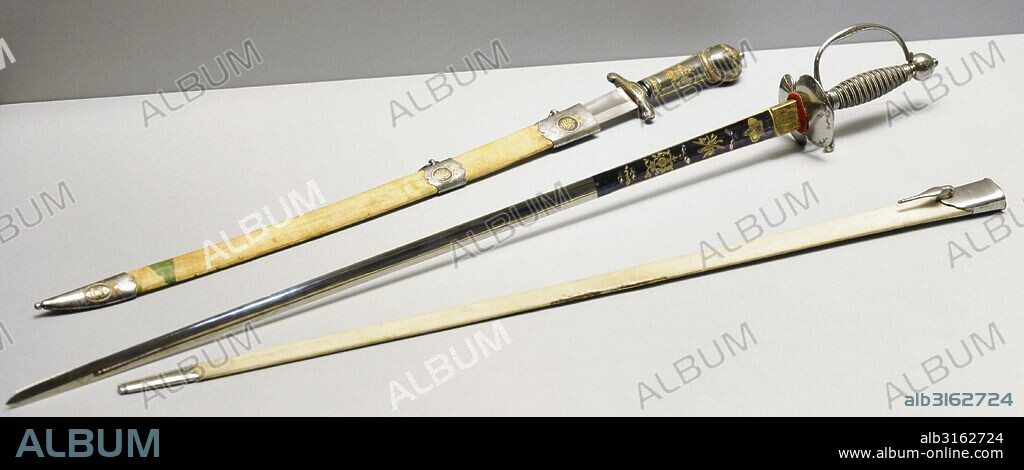 ARTE S. XVIII. RUSIA. ARMAS. Daga larga de caza con vaina, procedente de Tula, Rusia, 1780-1790. Espada ceremonial con vaina, procedente de Tula, Rusia, 1775. Museo del Hermitage (The State Hermitage Museum). San Petersburgo. Rusia.