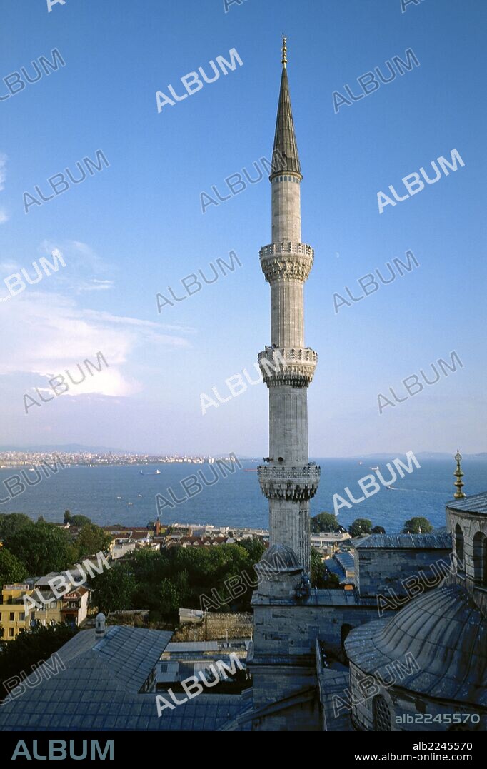 ARTE ISLAMICO-ESTILO OTOMANO. TURQUIA. Vista general de un MINARETE de la SULTAN AHMET CAMII (MEZQUITA AZUL), construida entre 1609 y 1616. Al fondo, el BOSFORO. ESTAMBUL.