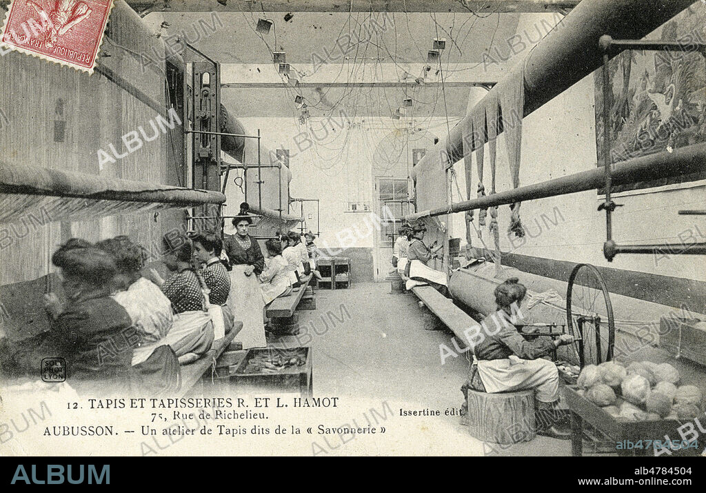 'Tapis et tapisseries R. et L. Hamot, Aubusson. Un atelier de tapis dits de la Savonnerie'. Photographie anonyme pour une carte postale vers 1908. Credit : Collection IM/KHARBINE-TAPABOR.