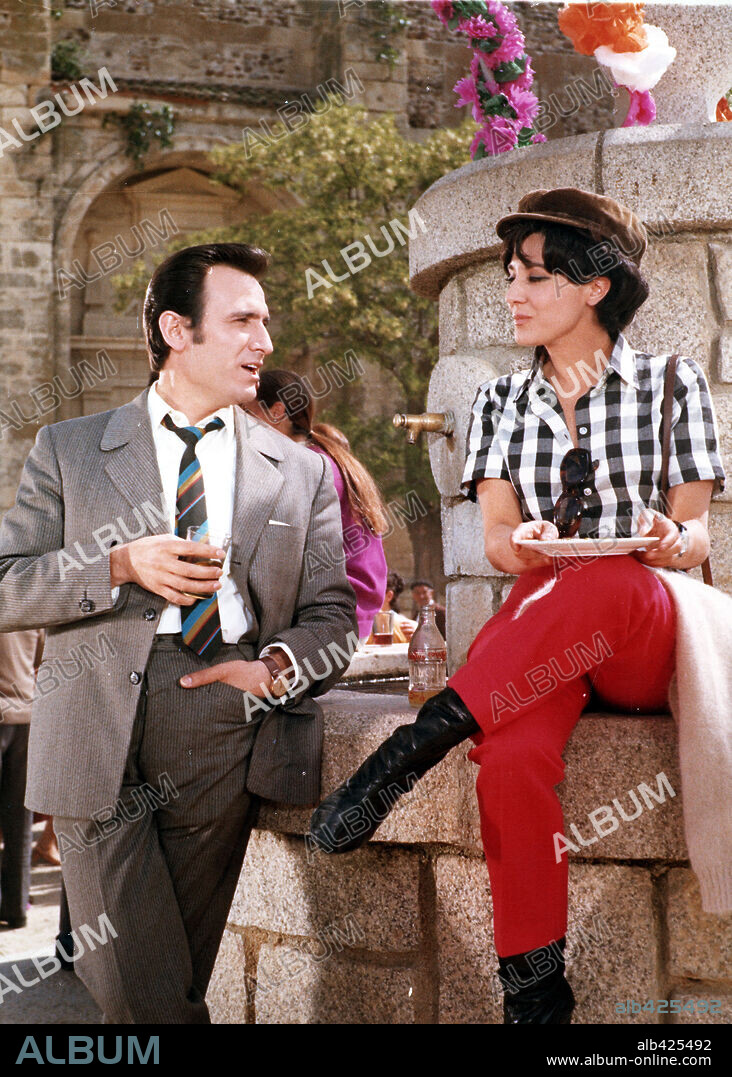 CONCHA VELASCO y MANOLO ESCOBAR en RELACIONES CASI PUBLICAS, 1968, dirigida por JOSE LUIS SAENZ DE HEREDIA. Copyright JOSE FRADE PRODUCCIONES CINEMATOGRAFICAS.