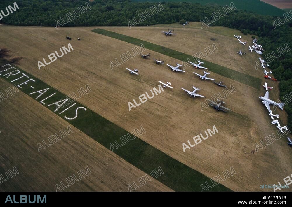 Luftfahrt / Flugzeuge.-"Fête aérienne" auf dem Aérodrome de Cerny in La Ferté-Alais (Dép.Essonne, Frankreich; alljährlich über Pfingsten abgehaltene Flugschau mit Oldtimer-Flugzeugen, veranstaltet von der Société Amicale Jean-Baptiste Salis): Blick über das Flugfeld.-/ / Luftaufnahme, undatiert.