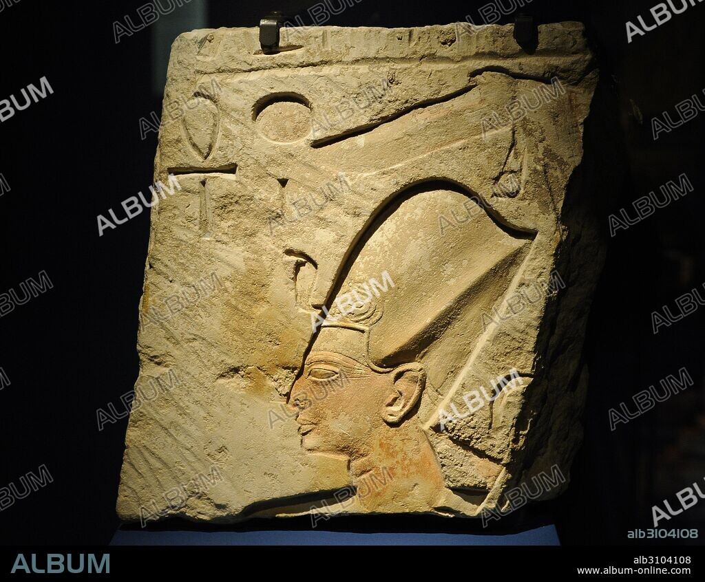 Relieve con la representación de Ramsés II (1304-1237 a. C.) portando la corona azul de guerra o corona jepresh. Dinastía XIX. Imperio Nuevo. Procede de Sakkara. Piedra caliza. Museo del Mediterráneo y Antigüedades del Oriente Próximo (Museum of Mediterranean and Near Eastern Antiquities). Estocolmo. Suecia.