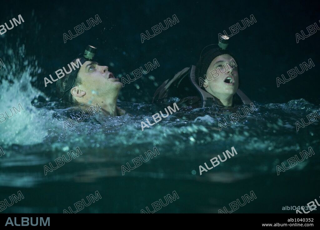 BRENDAN FRASER y JOSH HUTCHERSON en VIAJE AL CENTRO DE LA TIERRA, 2008 (JOURNEY TO THE CENTER OF THE EARTH), dirigida por ERIC BREVIG. Copyright WALDEN MEDIA/NEW LINE CINEMA.