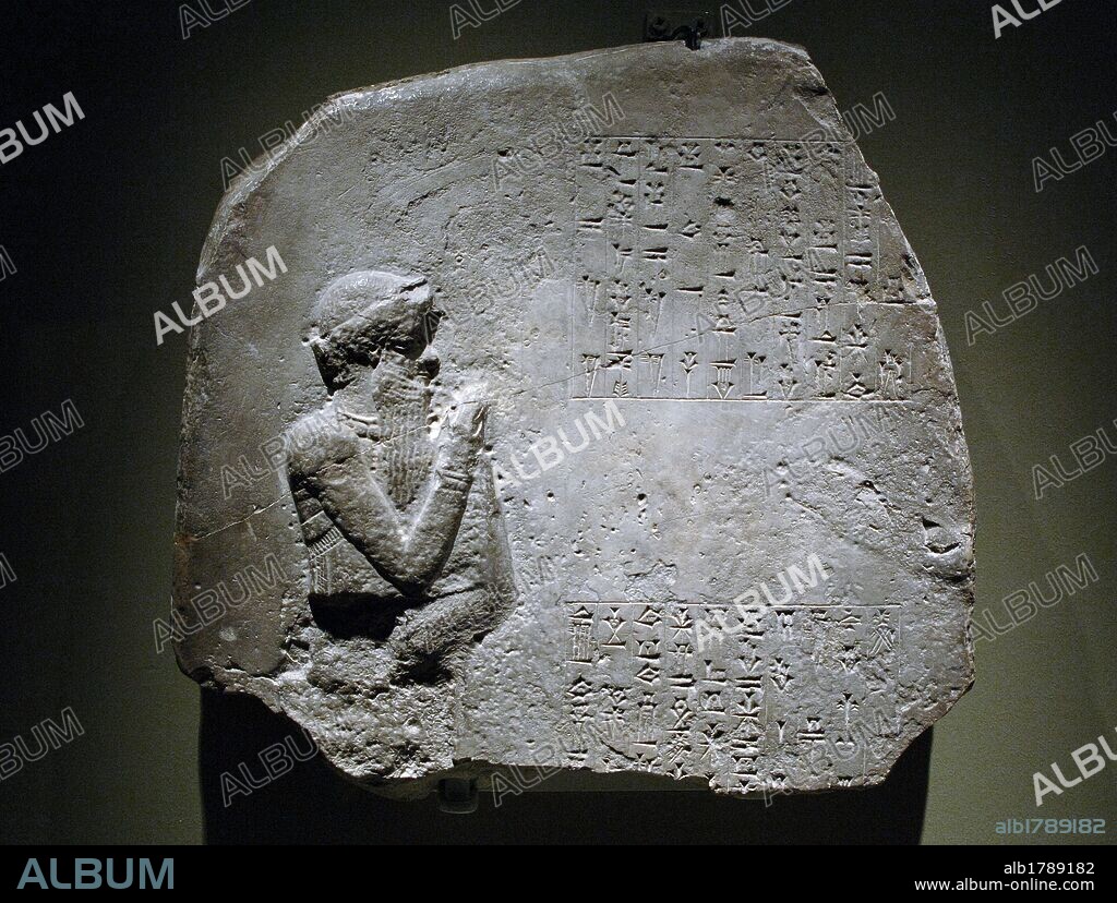 ARTE MESOPOTAMIA. BABILONIA. PERIODO PALEOBABILONICO. Fragmento en piedra calcárea del MONUMENTO VOTIVO DE ITUR-ASHDUM que represen-ta, probablemente, a HAMMURABI. Fechado hacia el año 1760 a. C. Sippar. Exposición Babilonia, Museo del Louvre. París. Francia.