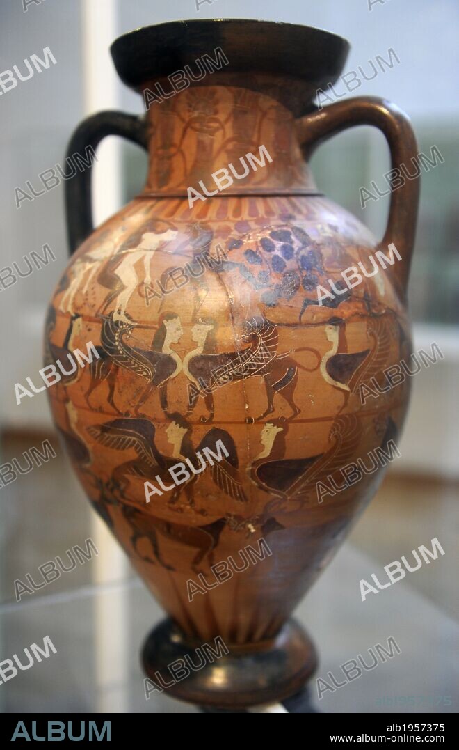 ARTE GRIEGO. MAGNA GRECIA. A partir del 400 a 300 aC, la producción de alfarería está en su apogeo. ANFORA monumental ricamente decorada. Museo Nacional. Copenhague. Dinamarca. Europa.