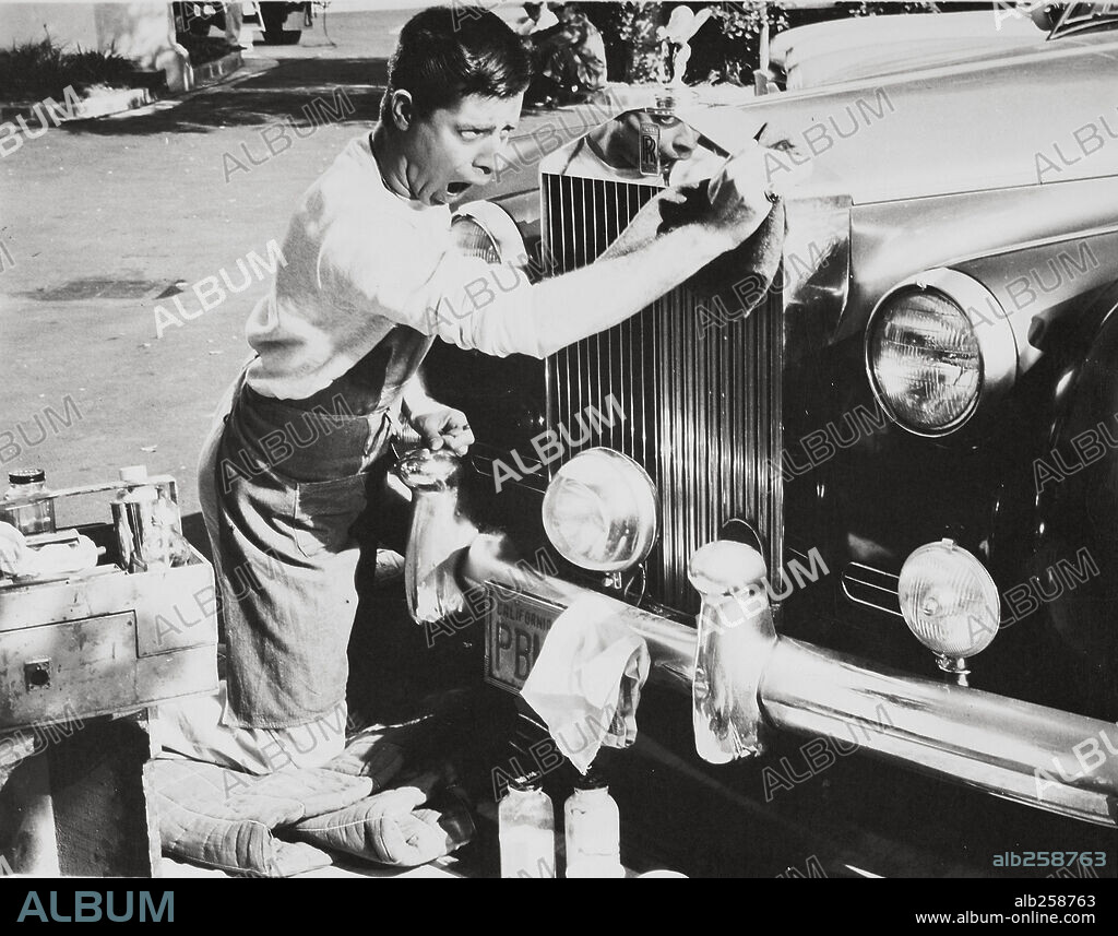 JERRY LEWIS en EL CENICIENTO, 1960 (CINDERFELLA), dirigida por FRANK TASHLIN. Copyright PARAMOUNT PICTURES.