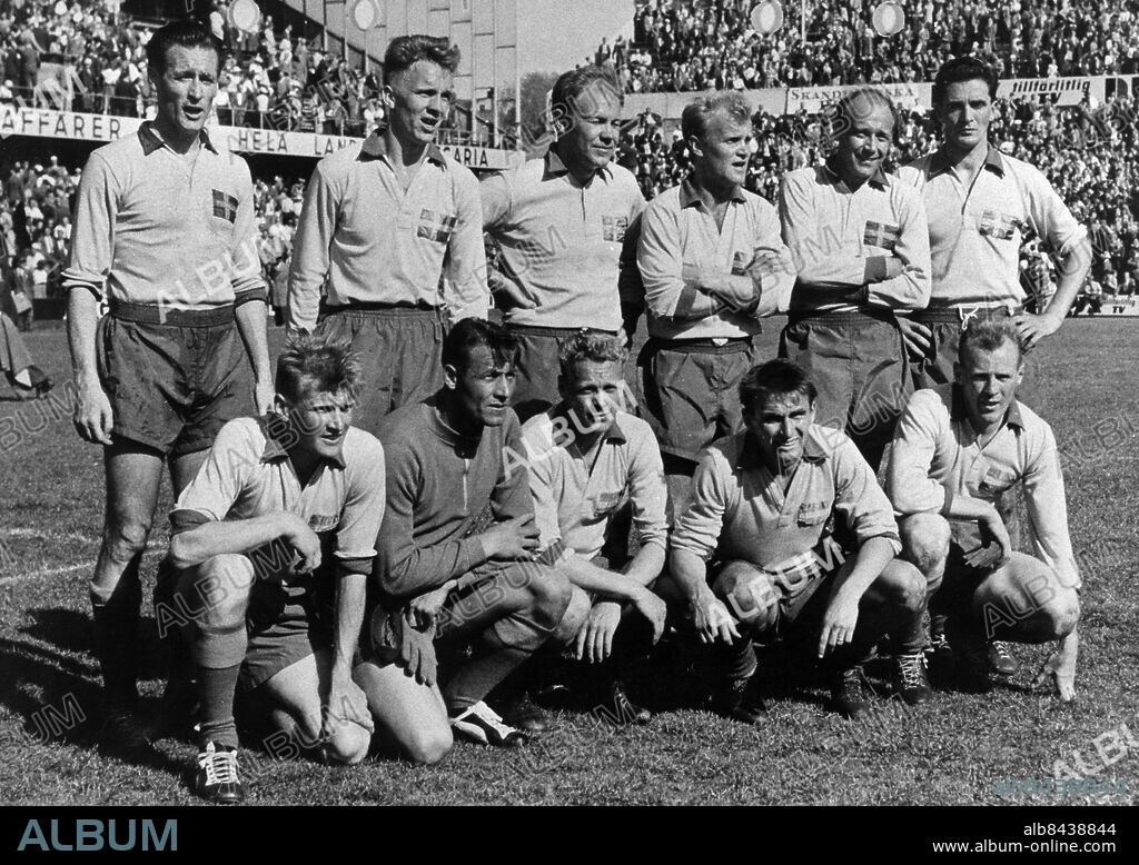 STOCKHOLM 19580608.. Sveriges VM-lag i fotboll inför matchen mot Mexico på Råsunda 1958. I bakre raden från vänster Nis Liedholm, Agne Simonsson, Sigge Parling, Lennart Nacka Skoglund, Gunnar Gren och Julle Gustavsson. I främre raden från vänster Orvar Bergmark, Kalle Svensson, Sven Axbom, Kurt Hamrin och Bror Mellberg. Foto: Svenskt Pressfoto / TT / Kod: 20360.