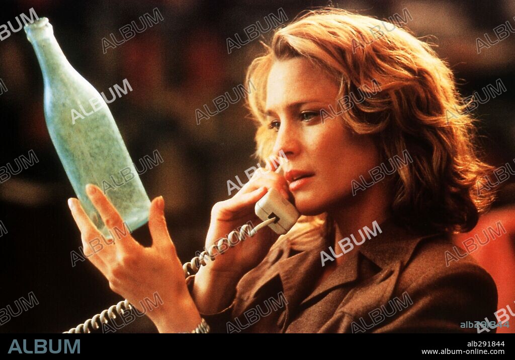 ROBIN WRIGHT in MESSAGE IN A BOTTLE, 1999, directed by LUIS MANDOKI. Copyright WARNER BROS. PICTURES / GLASS, BEN.