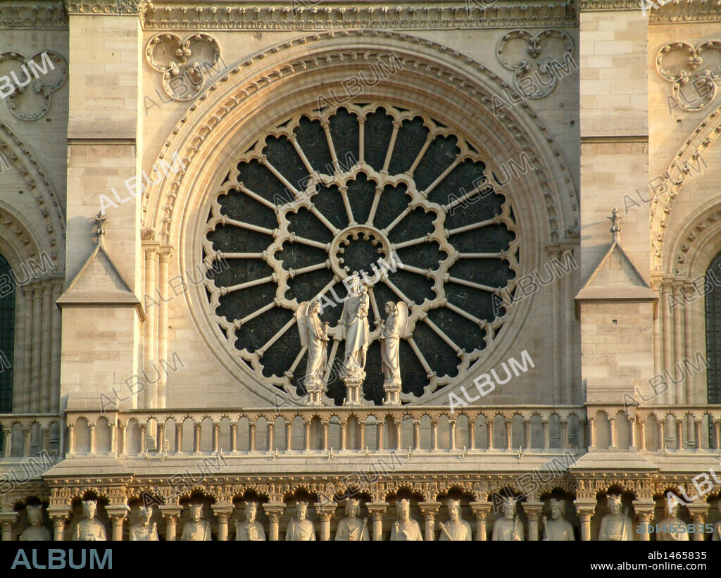 ARTE GOTICO. FRANCIA. CATEDRAL DE NOTRE DAME. Construída entre los s. XII y S. XIII por orden del obispo Eudes de Sully. Vista del ROSETON de la FACHADA PRINCIPAL. PARIS.