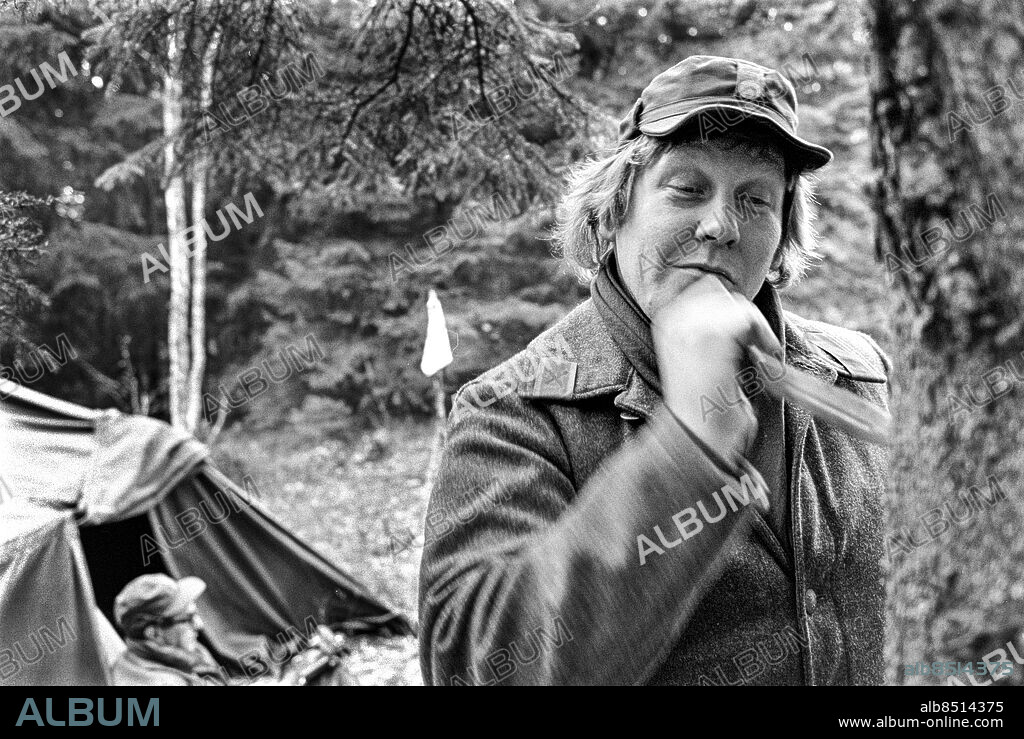 1971-11-11.. REPMÅNAD. TV-pjäs med manus och regi av Per Berglund.. Sänt första gången 1972-04-26.. Här skådespelaren Pierre Lindstedt, som Lundgren.. Foto: Bo-Aje Mellin / RiR / SVT / Kod: 5600. Bild och notis publ. i RiR 51/71 sid. 2 och reportage publ. i RiR 18/72 sid. 41.. RiR 20309 sv/v neg. Kepsar TV-teater TV2-teatern.