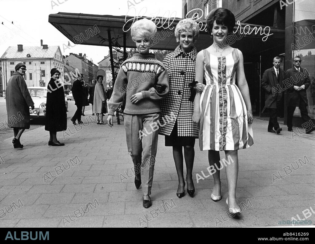 STOCKHOLM 630420 - Irene Wallin, Farsta, Monica Erlandsson, Lillsjönäs och Britt-Marie Strandfeldt, Fagerlid visar tonårskläder utanför Malmen i Stockholm. Bilden publicerad i boken "Sextiotal" av Jan Lundgren. Foto: Folke Hellberg Kod: 23 . COPYRIGHT SCANPIX SWEDEN.