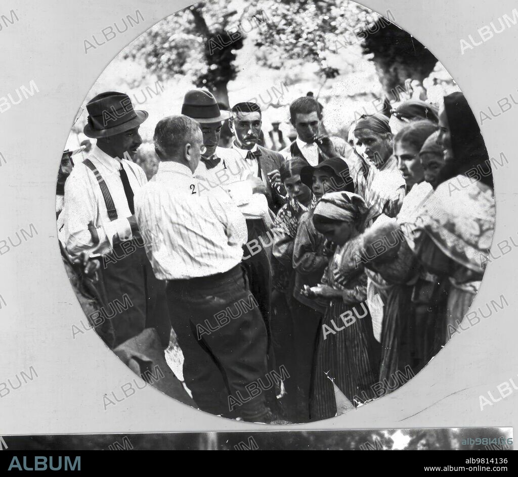 El Rey Alfonso Xiii acompañado del doctor Gregorio Marañón Realiza una visita de cuatro Días A las Hurdes, una de las Regiones más Aisladas y Deprimidas del País. La visita Fue desde el 20 al 24 de junio de 1922. Acompañaron al séquito dos Periodistas, Elegidos por Sorteo, García Mora, del heraldo de Madrid, y el fotógrafo Campúa.
