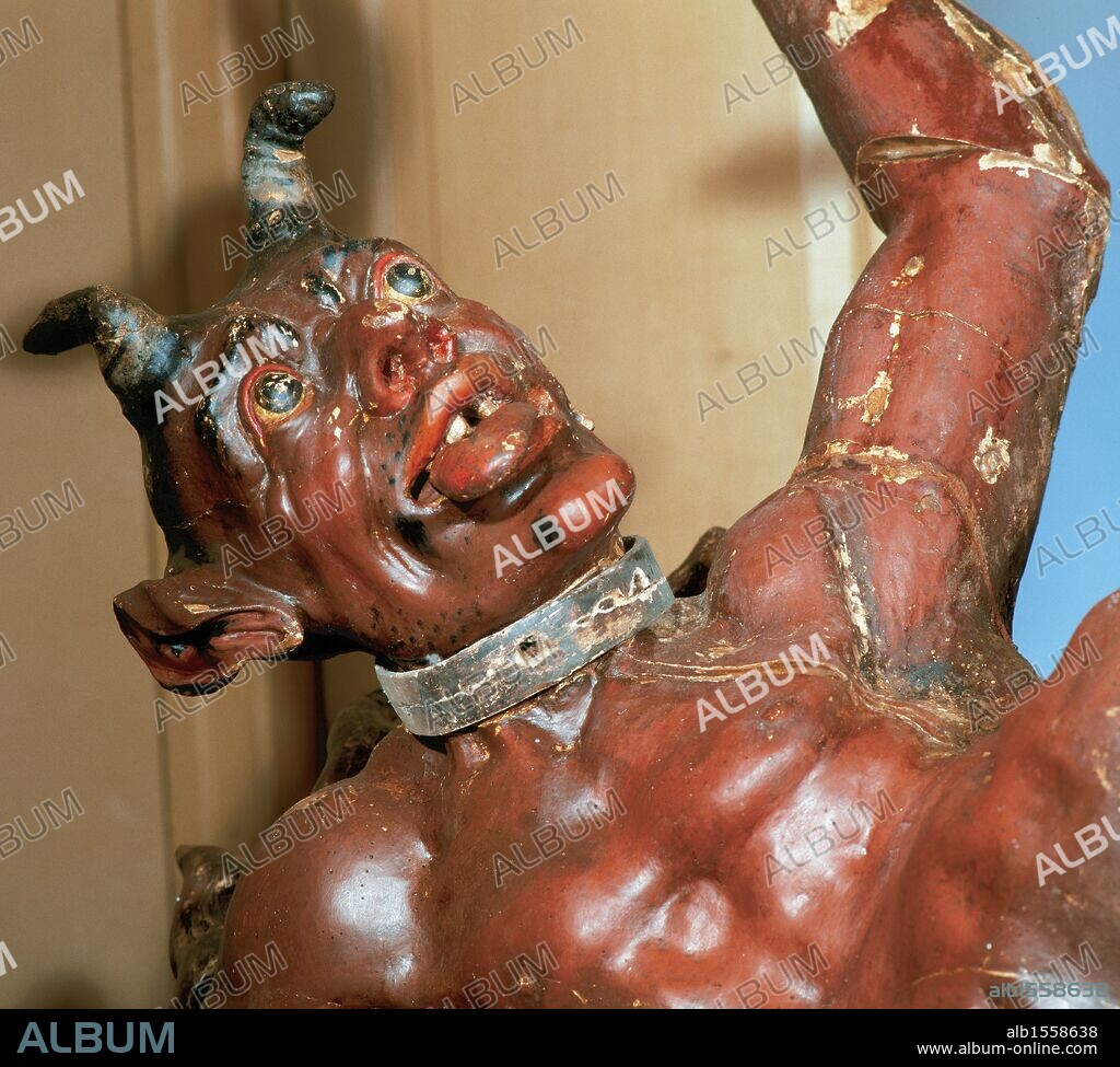 ARTE S. XVIII. ESPAÑA. DEMONIO que forma parte de la talla del Arcángel San Miguel, en madera de álamo dorado, estofado y encarnada con plata. Atribuida a los "Talleres de los BONIFAS" en el año 1770. Detalle de la cabeza. Procede de la Capilla de San Miguel (Catedral de Tarragona). Museo Diocesano de Tarragona. Cataluña.