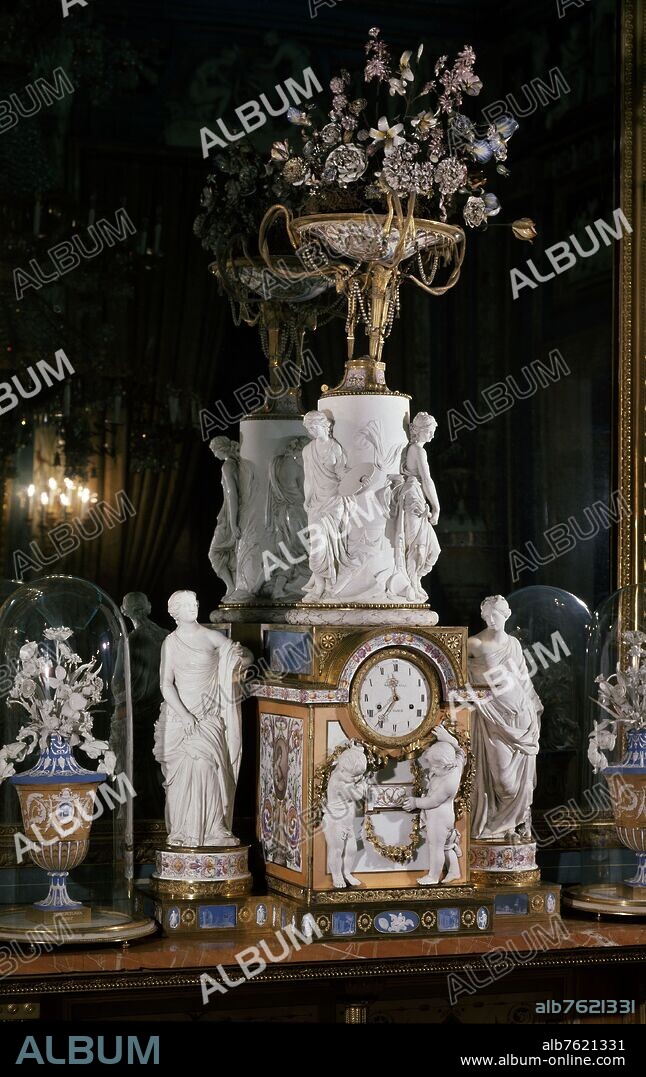 SALON DE ESPEJOS - RELOJ DE PORCELANA DEL BUEN RETIRO - SIGLO XVIII.