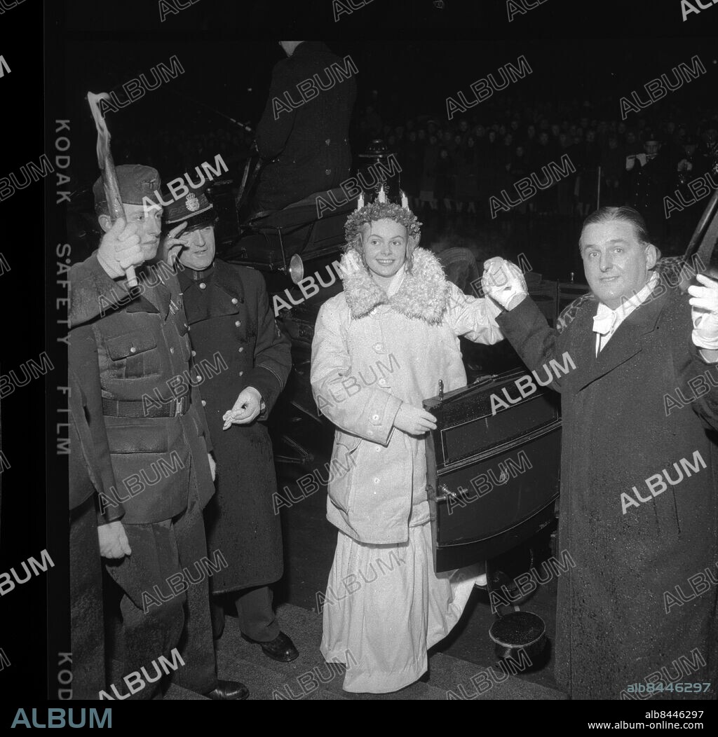 Göteborg 13 december 1956 - Göteborgs Lucia på Götaplatsen *** Local Caption *** GP Plåtlåda märkt 9000 - längst bak ligger negativ i påsar märkta med "Lucia -56". KAMERAREPORTAGE.