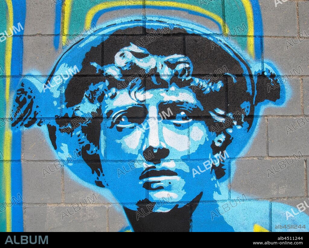 Pintura de cara de escultura romana con casco en colores azules, Graffiti mural, Plaza de las Glorias; Distrito San Martin, Barcelona en 2014.