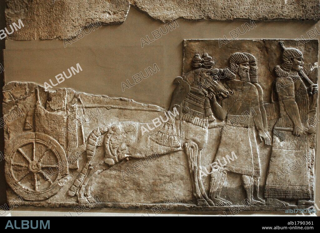 ARTE MESOPOTAMICO-ASIRIO. Relieve con la repre-sentación del CARRUAJE REAL del rey TIGLATH PILESER III (744-727 a. C) fechado hacia el año 728 a. C. Procede del Palacio Central de Nimrud, reutilizado en el Palacio Sudoeste. Museo Británico. Londres. Inglaterra. Reino Unido.