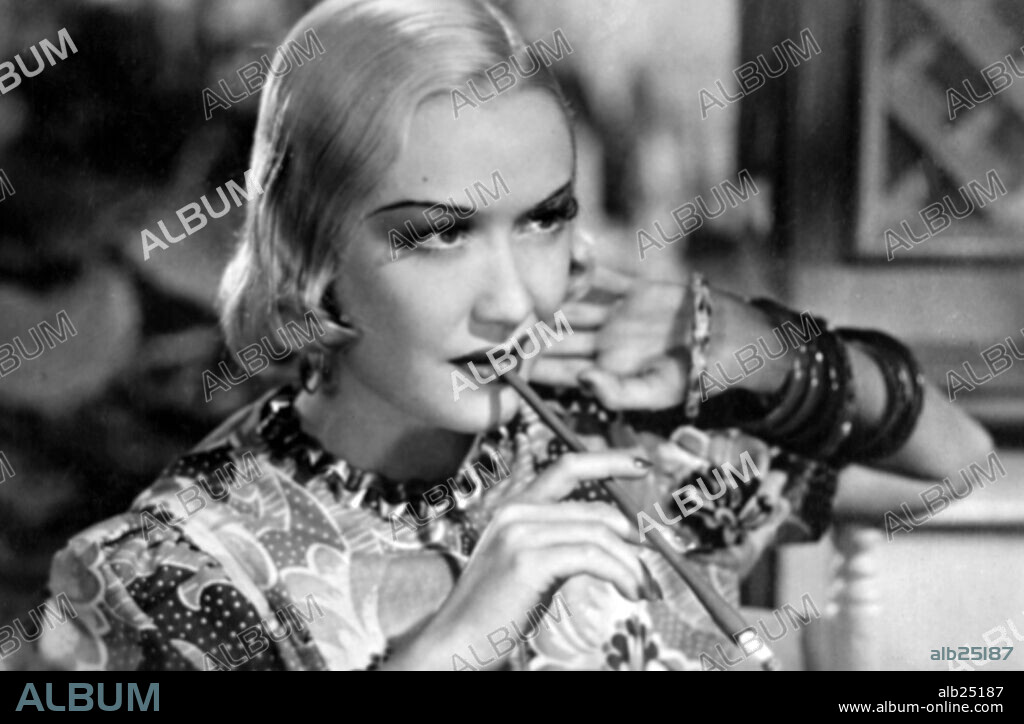 MIRIAM HOPKINS en UNA CHICA RUBIA, 1937 (WISE GIRL). Copyright RKO.