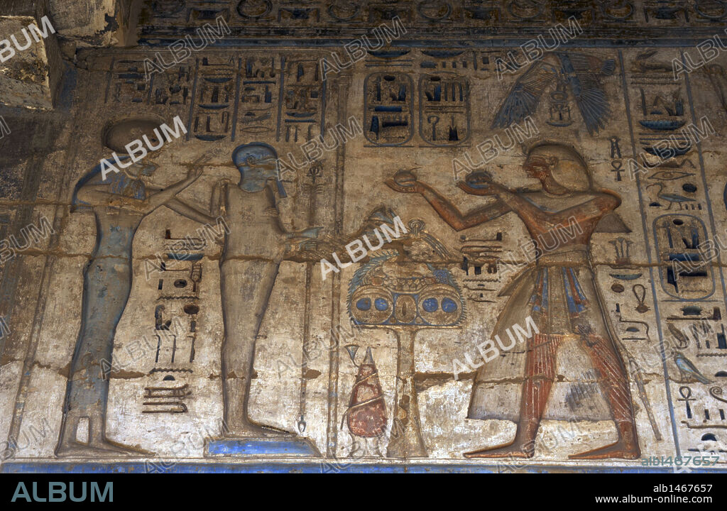 ARTE EGIPCIO. EGIPTO. "TEMPLO FUNERARIO DE RAMSES III" (1187-1156 a. C.). Faraón ante la diosa Tefnut (diosa leona) y el dios Ptah (creador, con forma humana, momificado). IMPERIO NUEVO (1550-1069 a. C.). XX dinastía. Medinet Habu. Egipto.