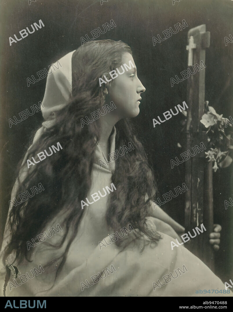 ('Lady with a crucifix' ) Mary Ann Hillier, Cameron, Julia Margaret, Photographer, En 1869, 3e quart du 19e siècle, Maison de Victor Hugo - Hauteville House, Photography, Albumen paper print, Grande-Bretagne, Dimensions - Work: Height: 25 cm, Width: 19.9 cm, Dimensions: Height: 60 cm, Width: 50 cm.