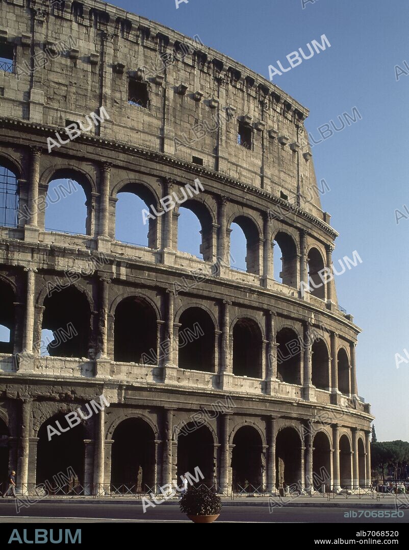 EXTERIOR DEL COLISEO ROMANO CONSTRUIDO EN EL SIGLO I, FACHADA ARTICULADA EN CUATRO ORDENES ARQUITECTONICOS SUPERPUESTOS.