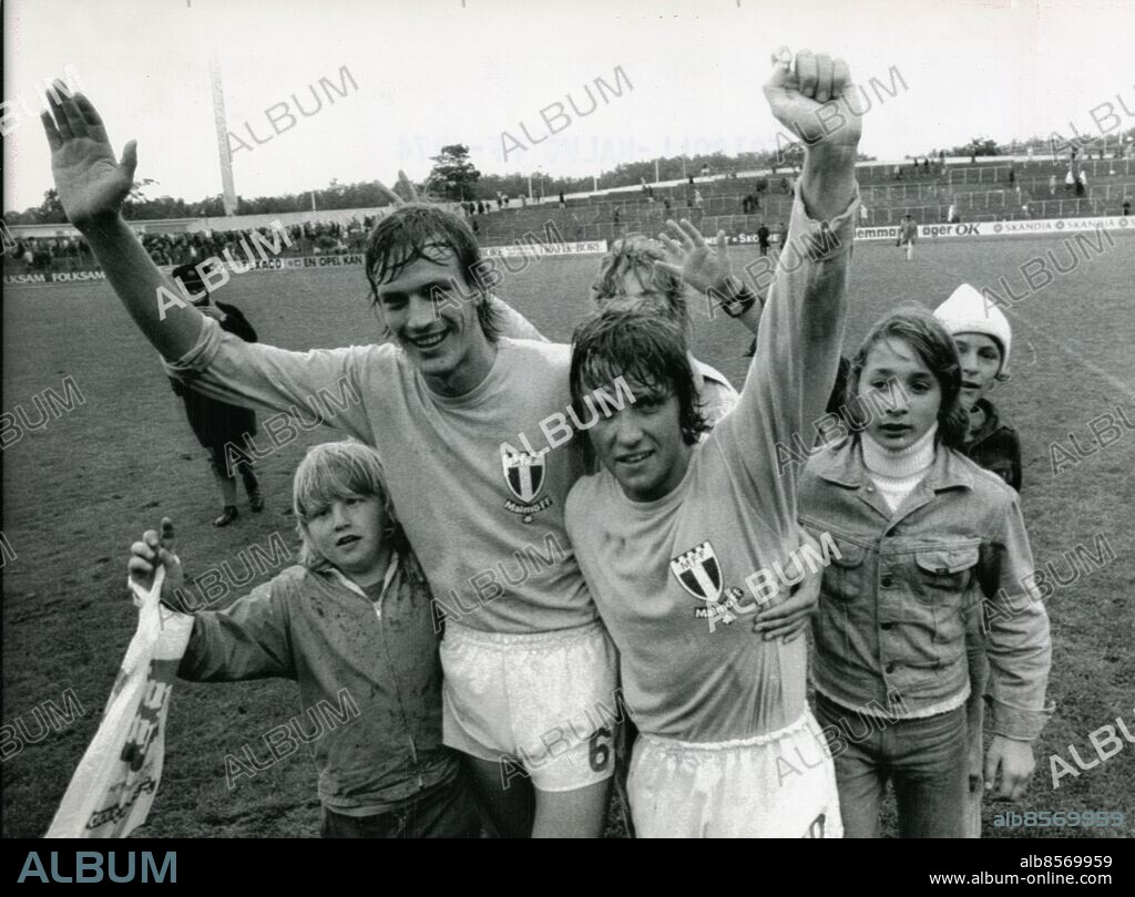 MALMÖ 1974-09-08. Staffan Tapper och Tore Cervin, lyckliga målskyttar med några fans, när Malmö FF tar SM-guld . Foto: Ulf Ryd / KvP / TT / kod 38. ** OUT Aftonbladet, Barometern **.