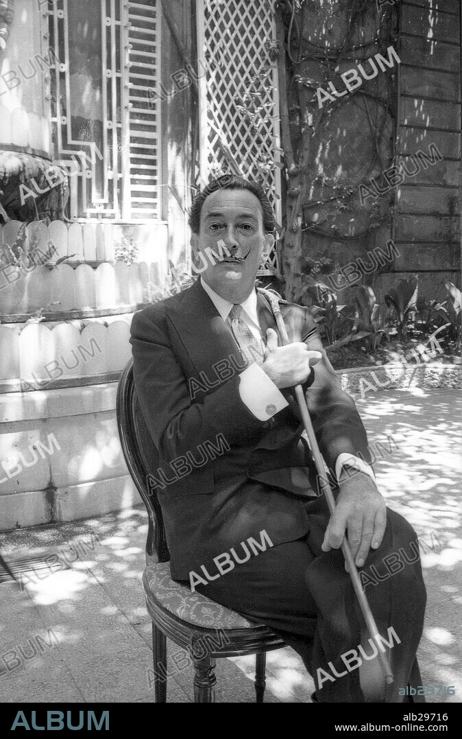El pintor catalán nacido en Figueres, Salvador Dalí, retratado en el hotel Ritz de Barcelona el año1960.