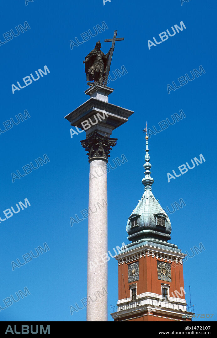 POLONIA. VARSOVIA. Vista de la COLUMNA DE SEGISMUNDO III WAZA (1566-1632), de 22 m. de altura, instalada en el año 1634 y, al fondo, la TORRE del CASTILLO REAL, reconstruido entre los años 1971 y 1988. Ambos están situados en la Plaza del Castillo.