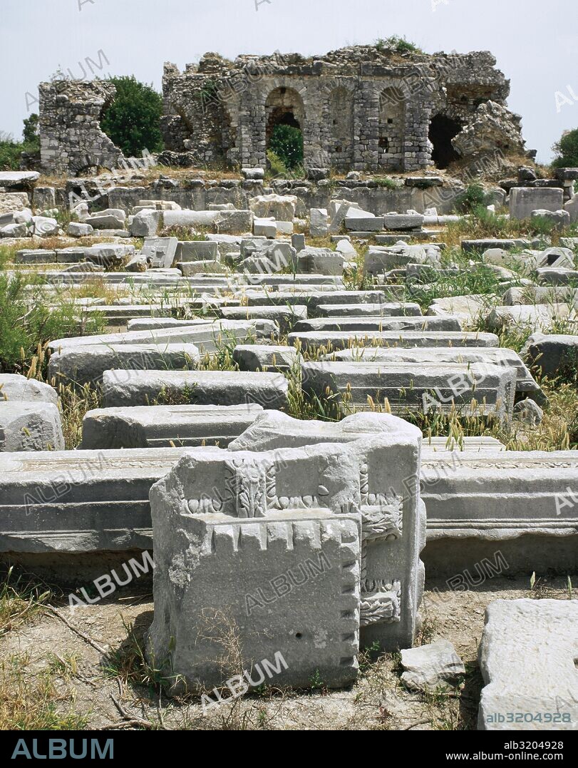 TROYA. Antigua ciudad de Asia Menor, habitada desde la I Edad del Bronce hasta el Imperio Romano. Vista de los restos arqueológicos del antiguo TEMPLO DE ATENEA, pertenecientes al estrato IX, a la antigua "Ilium Novum" romana, reconstruida por Julio Cesar. Turquía.