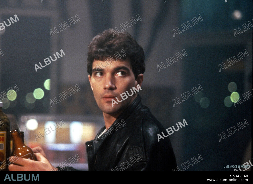 ANTONIO BANDERAS en EL PLACER DE MATAR, 1988, dirigida por FELIX ROTAETA. Copyright LAURENFILM.