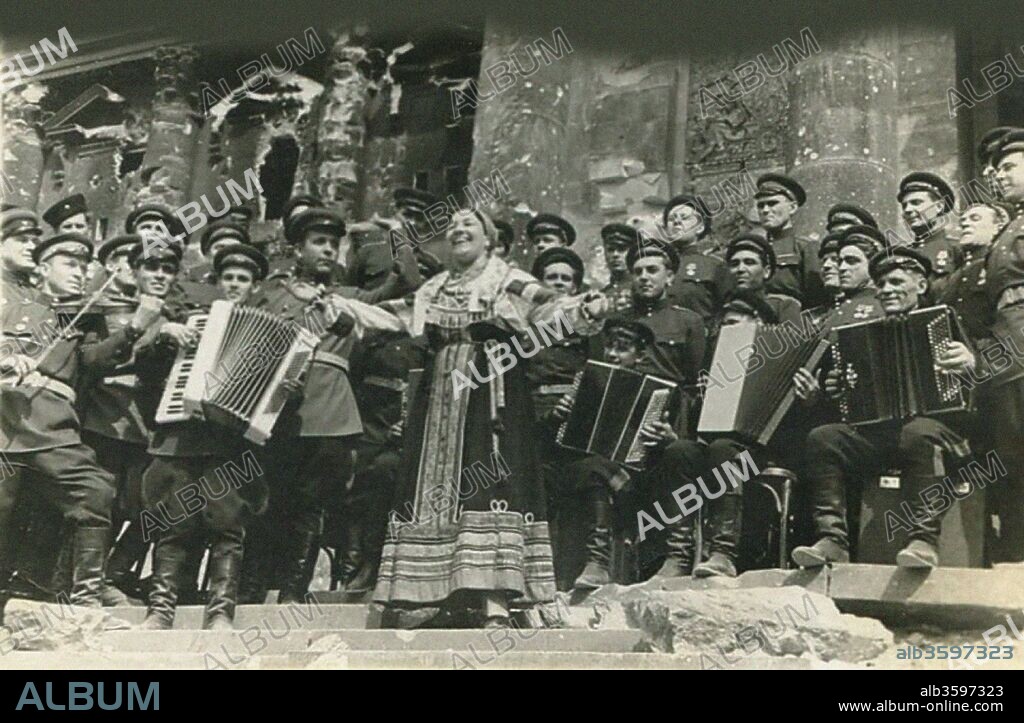 GEORGY GRIGORYEVICH PETRUSOV. The singer Lidia Ruslanova sings on the steps of the Reichstag building.