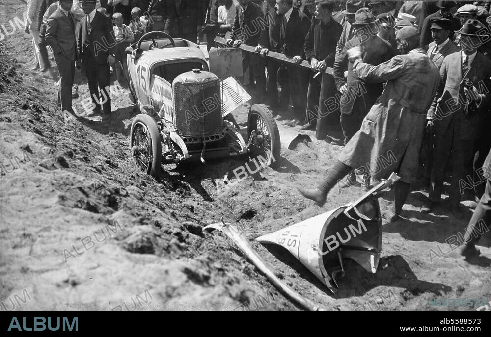 Verkehr:. Autorennen. Selve-Wagen (Baujahr 1925) nach einem Unfall während des Trainings auf der Berliner AVUS, rechts Fahrer Kraus. Foto, um 1925.