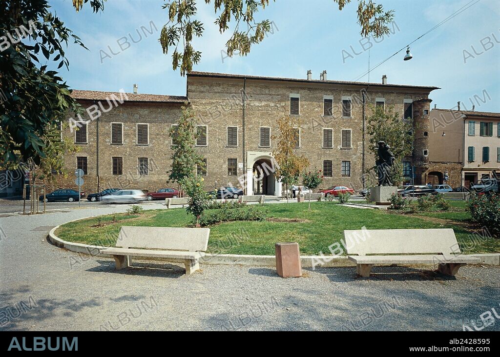 Italy, Lombardy, Cremona. Whole artwork view. The facade of the Lodi Zaccaria Palace seen from the square in front of it. The facade is covered with a stone wall. Lodi Zaccaria Palace (Palazzo Lodi Zaccaria a Cremona), 17th Century.