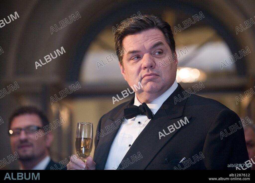 OLIVER PLATT in 2012, 2009, directed by ROLAND EMMERICH. Copyright COLUMBIA PICTURES.