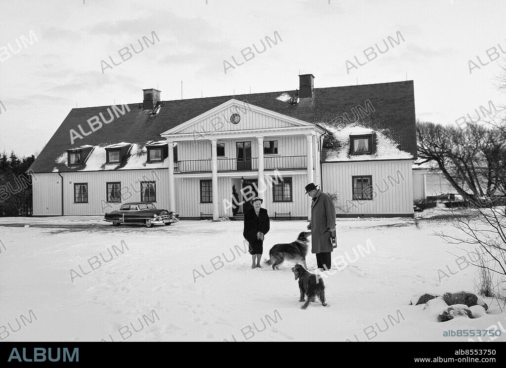 GÖTEBORG 1955-01-01. Kameratillverkaren Victor Hasselblad med hustrun Erna och hundar i snön utanför sin bostad . Foto: TT Historical / Kod 1902.