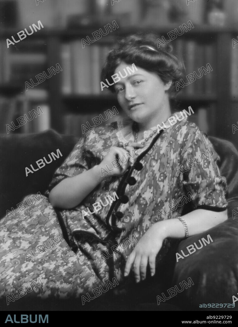 ARNOLD GENTHE. Loomis, Estelle, Miss (Mrs. Gelett Burgess), portrait photograph, 1914 June 15.