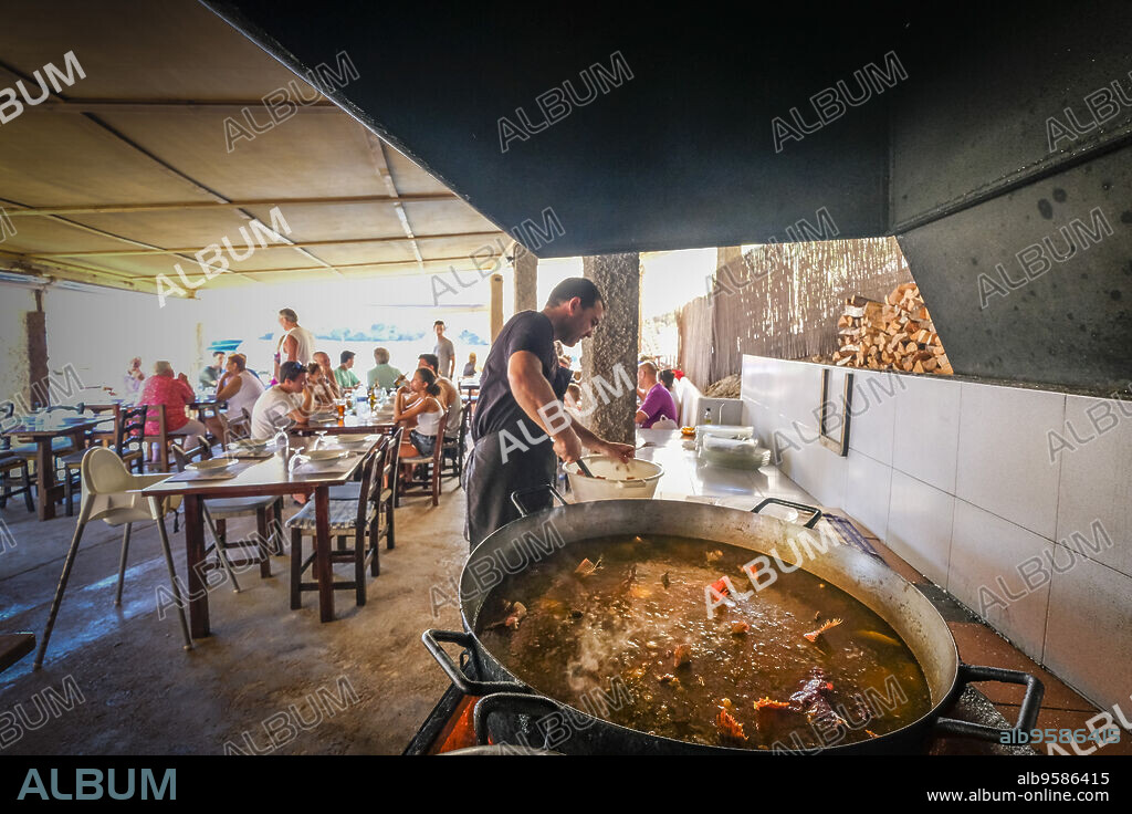 Bullit de peix, cocinado al fuego de leña, restaurante El Bigotes, Cala Mastella, Sant Carles, Municipio Santa Eulària des Riu, Ibiza, balearic islands, Spain.