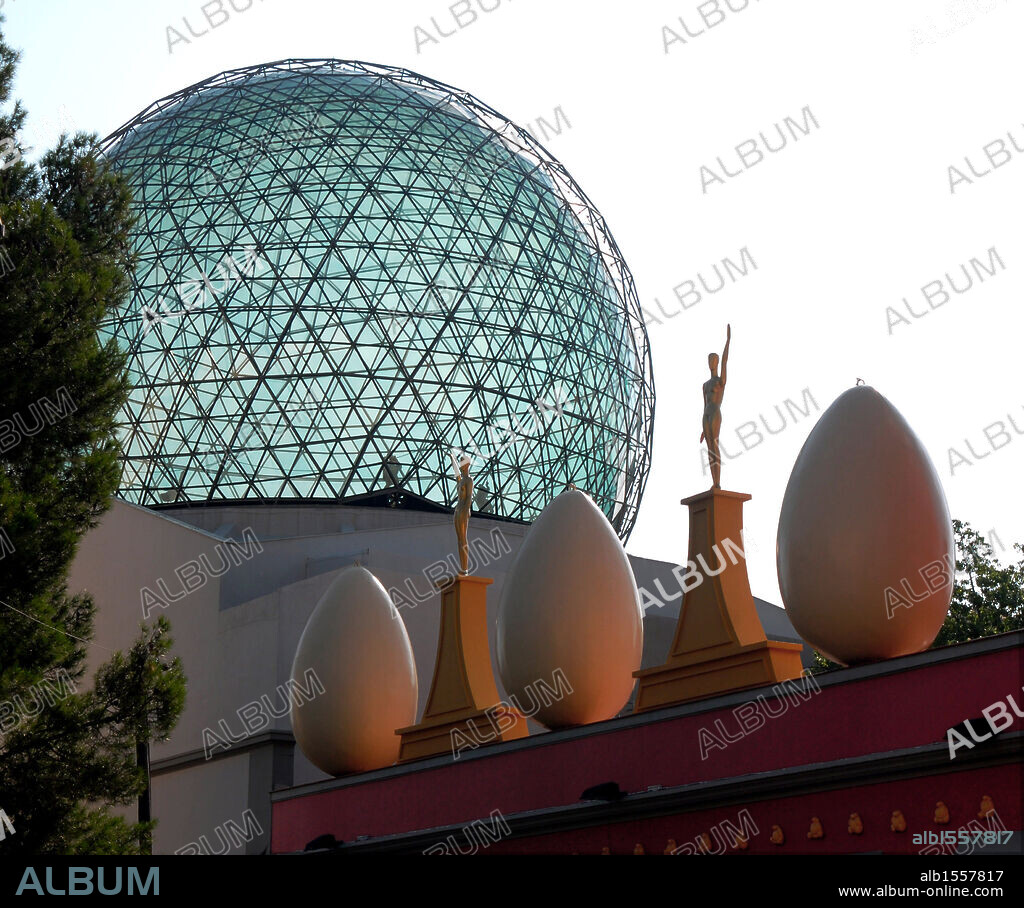MUSEO DALI. Inaugurado en el año 1974 y construído sobre los restos del antiguo teatro de la ciudad. Vista de la CUPULA, obra del arquitecto murciano Emilio PEREZ PIÑERO (1935-1972). Fue reconstruída en el año 1998. FIGUERES. Comarca de l'Alt Empordà. Provincia de Girona. Cataluña.