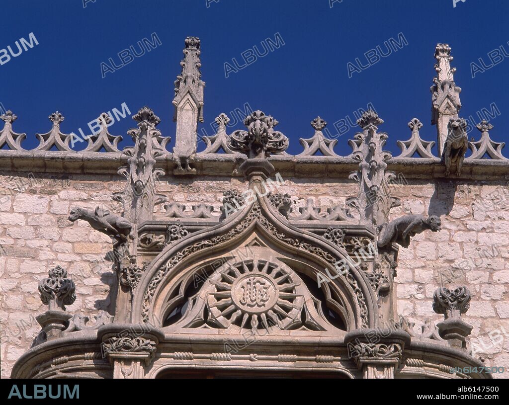 EXTERIOR-FACHADA-REMATE DE BALCON Y CRESTERIA-S XV.