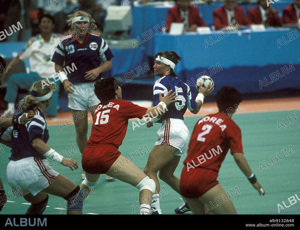 Barcelona Spain 1992-08-08. Susann Goksør (with ball, in blue) in action during Olympic Games in Barcelona. Handball Women Norway - South Korea. Photo Ingar Johansen / NTB.